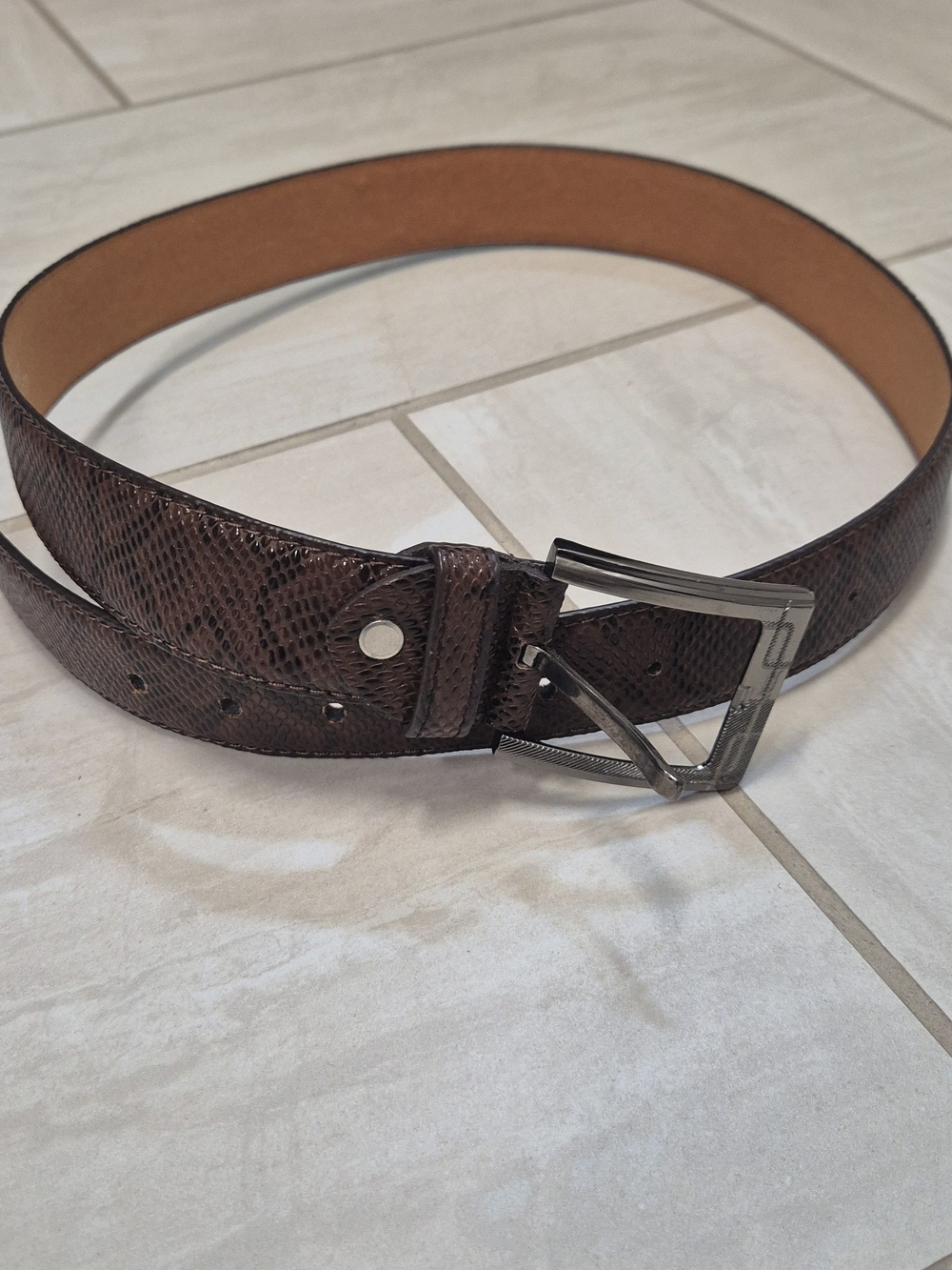 Classic Women's Brown Textured Leather Belt with Polished Buckle - Picture 4 of 4